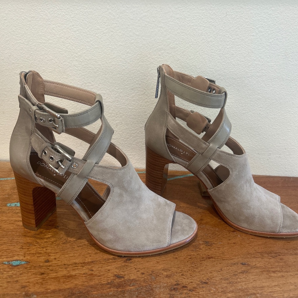 NEW Donald J Pliner Taupe Suede “Ronnie” Sandal/Heels Size 8.5